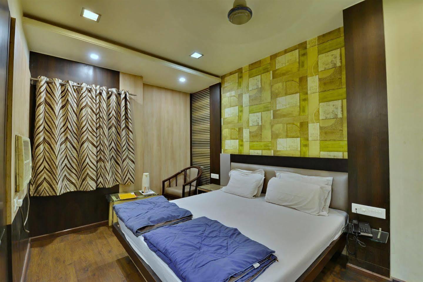 Hotel Kanishka Rāipur Exteriör bild